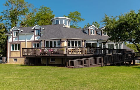 4-BR Unique Waterfront House - Your Perfect Escape