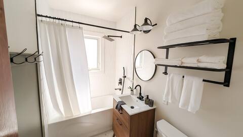 Quiet 3 Bdrm Family Home in Tbay!