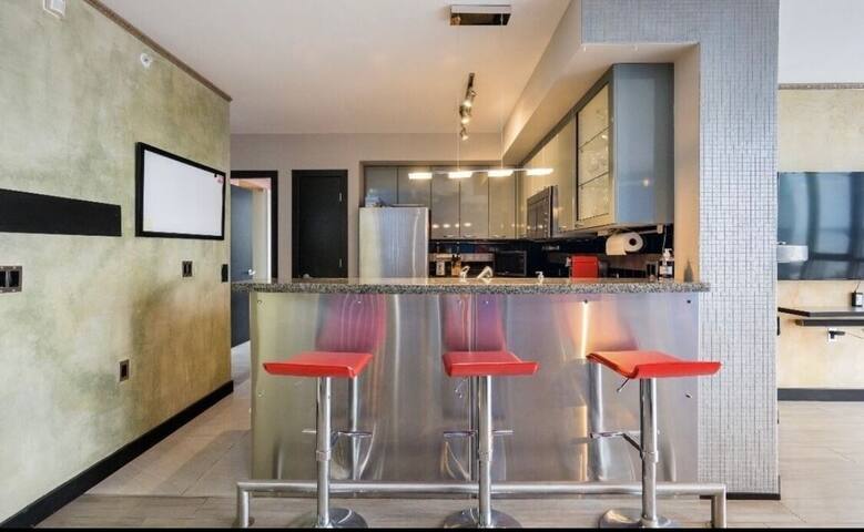 Spacious Penthouse: Views, Location + Free Parking gallery image 5