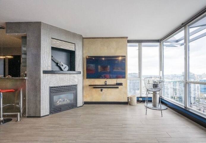 Spacious Penthouse: Views, Location + Free Parking gallery image 3