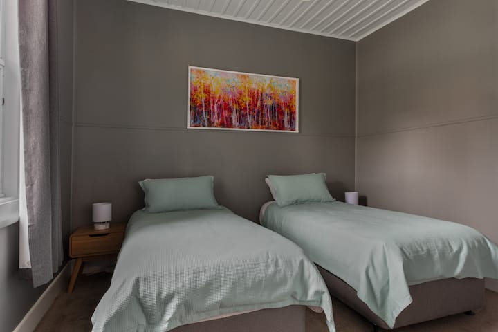 Два единечни кревета во втората спална соба