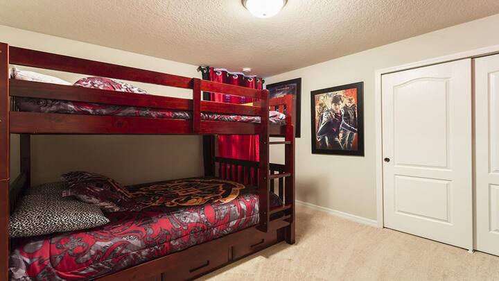 Მყუდრო ღამეები ორსართულიან საწოლებში