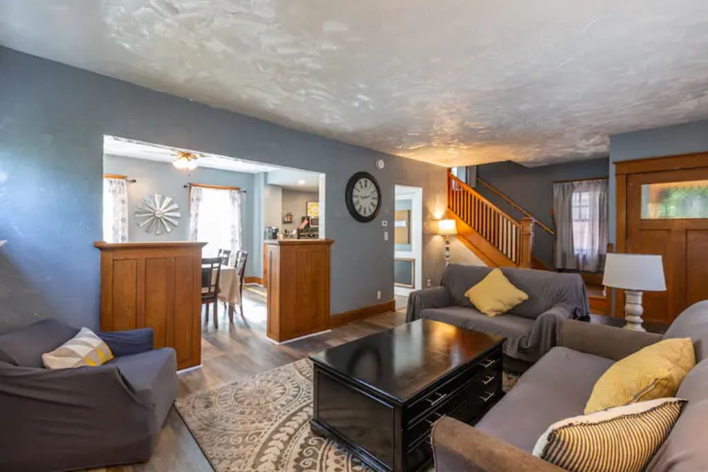 Airbnb 3 Bedroom Home Super Close to Falls! #1