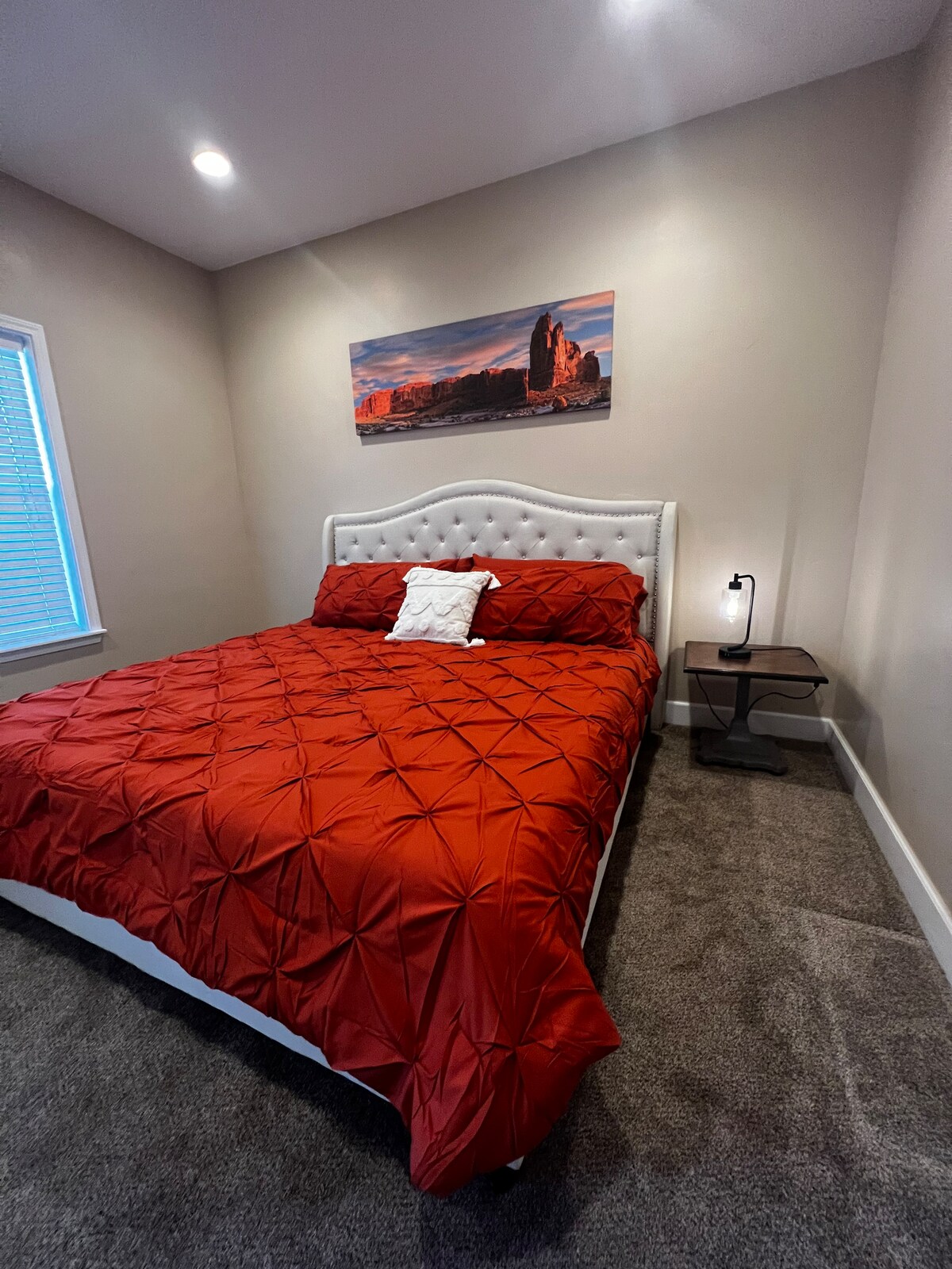 חדר שינה קדמי עם מיטת קינג