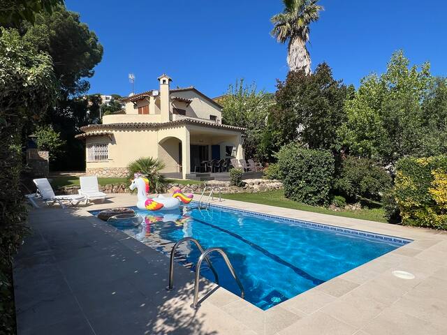 Large 5 Bedroom Villa with Private Pool