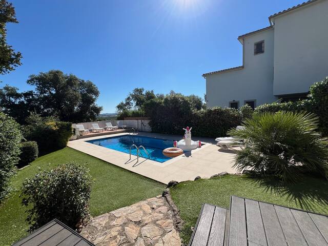 Large 5 Bedroom Villa with Private Pool gallery image 2