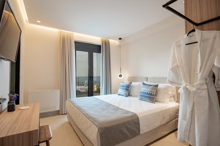 Na prvom katu nalazi se vrhunska bračna soba s bračnim krevetom (1,80x2,00).