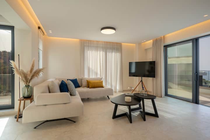 Dnevni boravak na prvom katu osvijetljen je i ispunjen prirodnim materijalima.