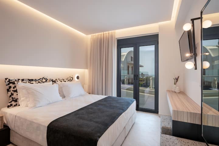 U prizemlju je dostupna i spavaća soba s dva odvojena kreveta (0,90x2,00) koja se može spojiti na zahtjev.