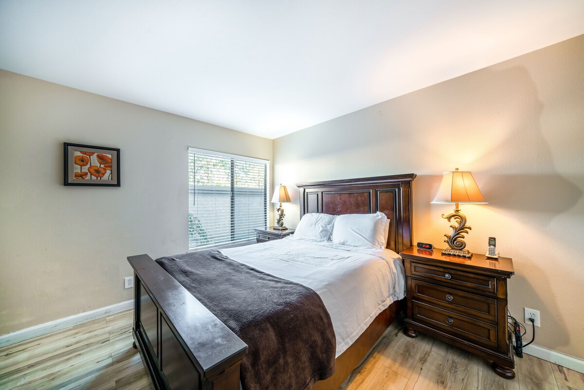 Dormitorio: una cama tamaño queen en el dormitorio