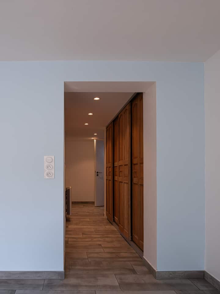 מסדרון עם חדר הלבשה