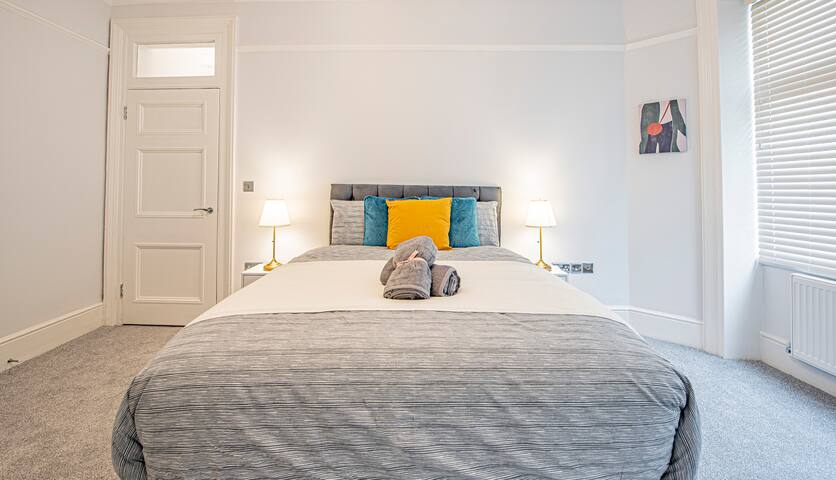 Luxury 4 Bed Flat with Pool Table and Office Space gallery image 3