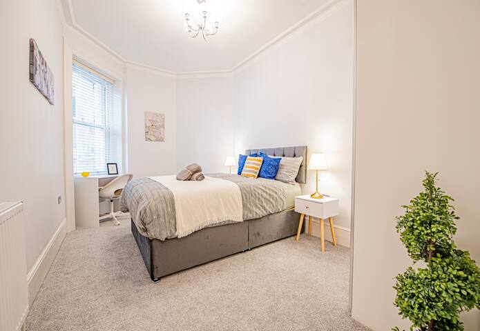 Luxury 4 Bed Flat with Pool Table and Office Space gallery image 4