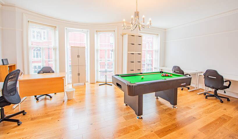 Luxury 4 Bed Flat with Pool Table and Office Space gallery image 2