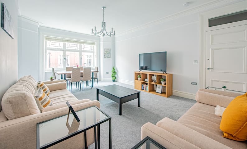 Luxury 4 Bed Flat with Pool Table and Office Space