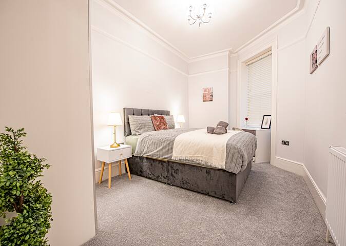 Luxury 4 Bed Flat with Pool Table and Office Space gallery image 5