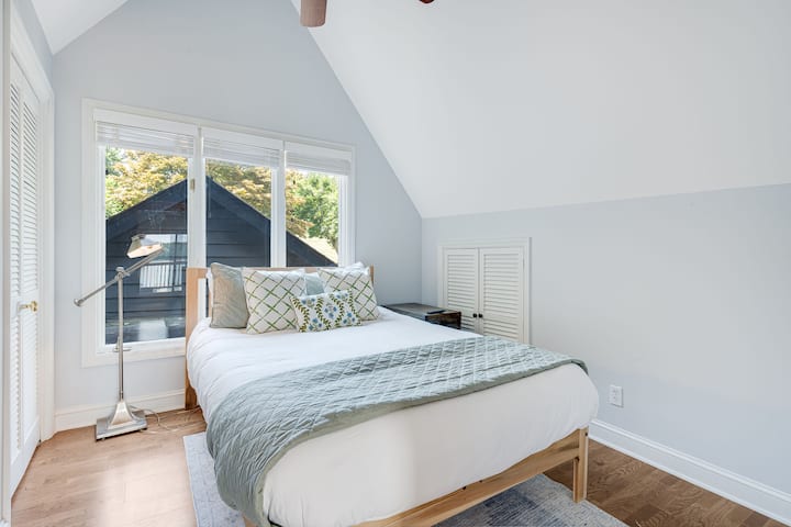 Spálňa na poschodí s manželskou posteľou Queen