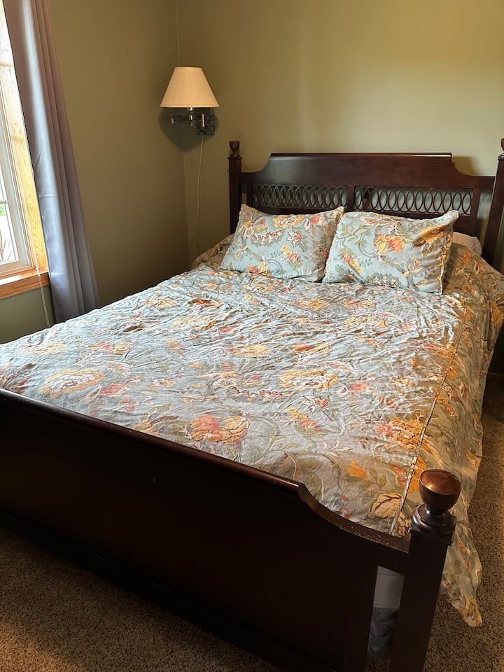 เตียงขนาดควีนไซส์ที่สะดวกสบายพร้อมท็อปเปอร์ที่นอนผ้าปูที่นอนและผ้าห่มขนแกะ มีผ้าห่มให้บริการเพิ่มเติมที่คุณชอบนอนในที่พัก ไฟอ่านหนังสือปรับได้ทั้ง 2 ด้านของเตียง