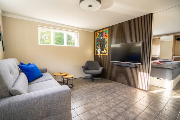Cosy Apartment With Projector & Patio - Iceland