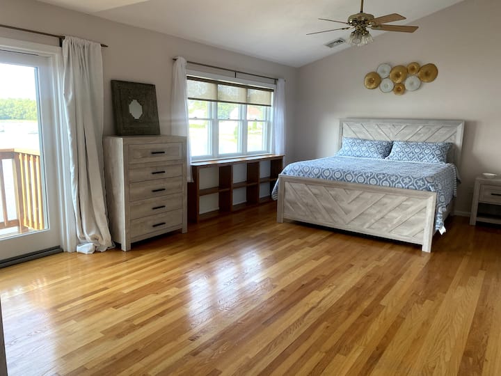 Veľmi veľký krásny apartmán s hlavnou spálňou so stropom katedrály, vlastnou kúpeľňou so sprchovacím kútom a dvojitým umývadlom, veľkým oknom s krásnym výhľadom na Broad Cove a posuvnou terasou na druhom poschodí.