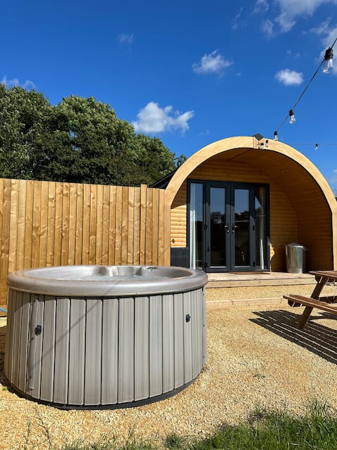 Mary’s Luxury Pod with Hot Tub, Nr Bristol Airport
