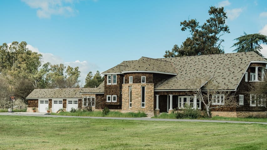 Gilroy Family Farm Getaway ｜ Large Group | 6B 9B