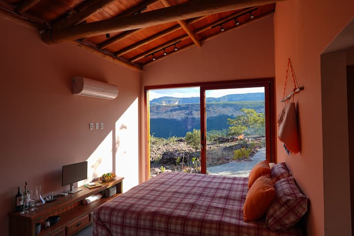 Quarto com vista para Cachoeira do Fundão . Vista noturna para as estrelas . 