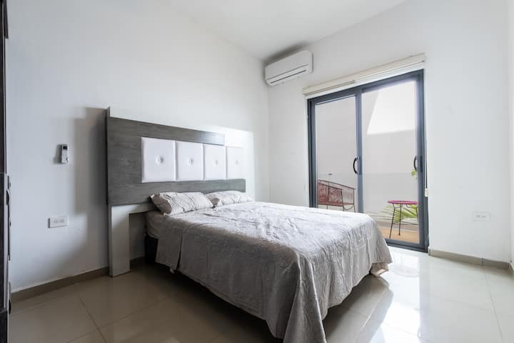 спална соба со плакар и телевизор 