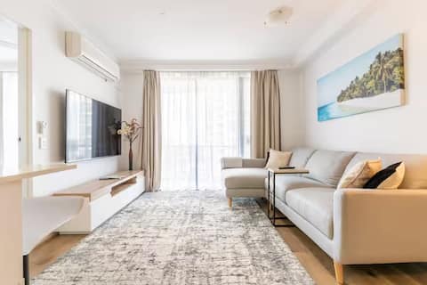 Successful Airbnb property: Comfy 1BD w/Pool, Steam Room & Parking in Broadbeach