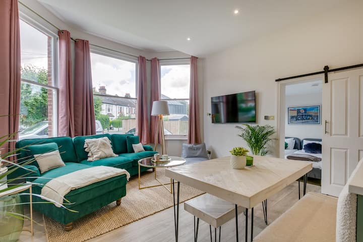 Luxury 2-bed Flat With Free Parking (Near Tube) - Whitehall