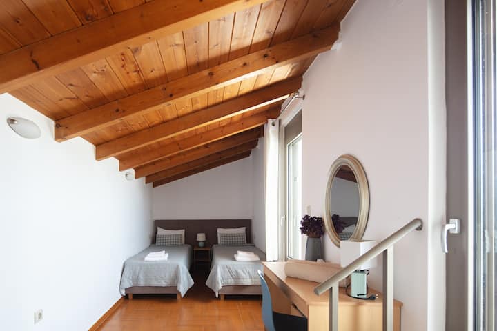 Das zweite Schlafzimmer, das sich im Dachgeschoss befindet, verfügt über 2 Einzelbetten, die auf Anfrage miteinander verbunden werden können. 