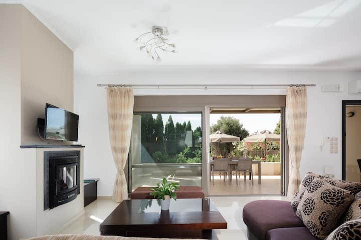 Das Wohnzimmer verfügt über einen 32-Zoll-Fernseher, einen energieeffizienten Kamin und ein gemütliches Sofa.