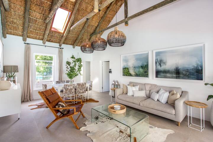 Stylish Cape Dutch vineyard villa in Constantia gallery image 5