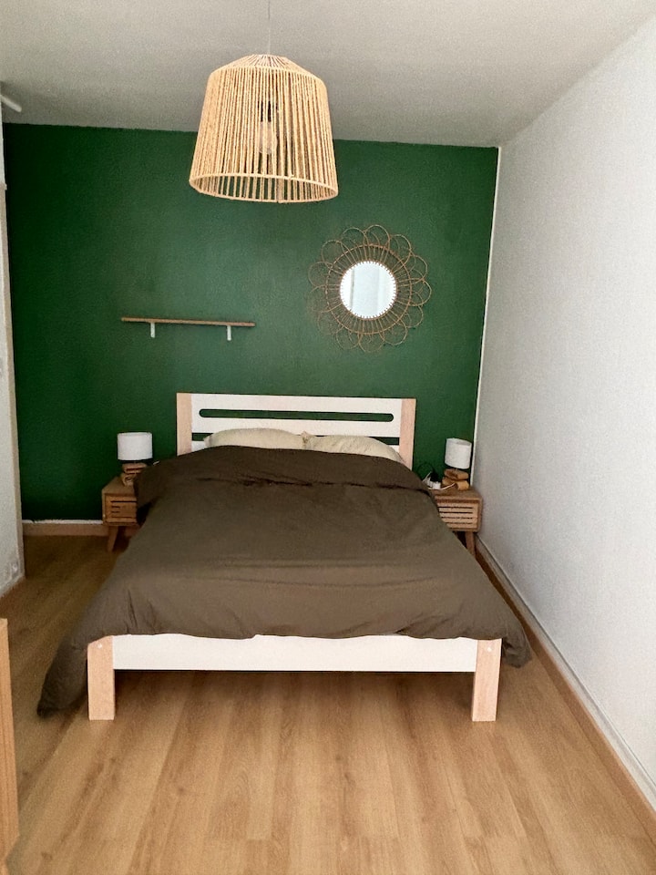 Un lit 140 cm x 190 cm.