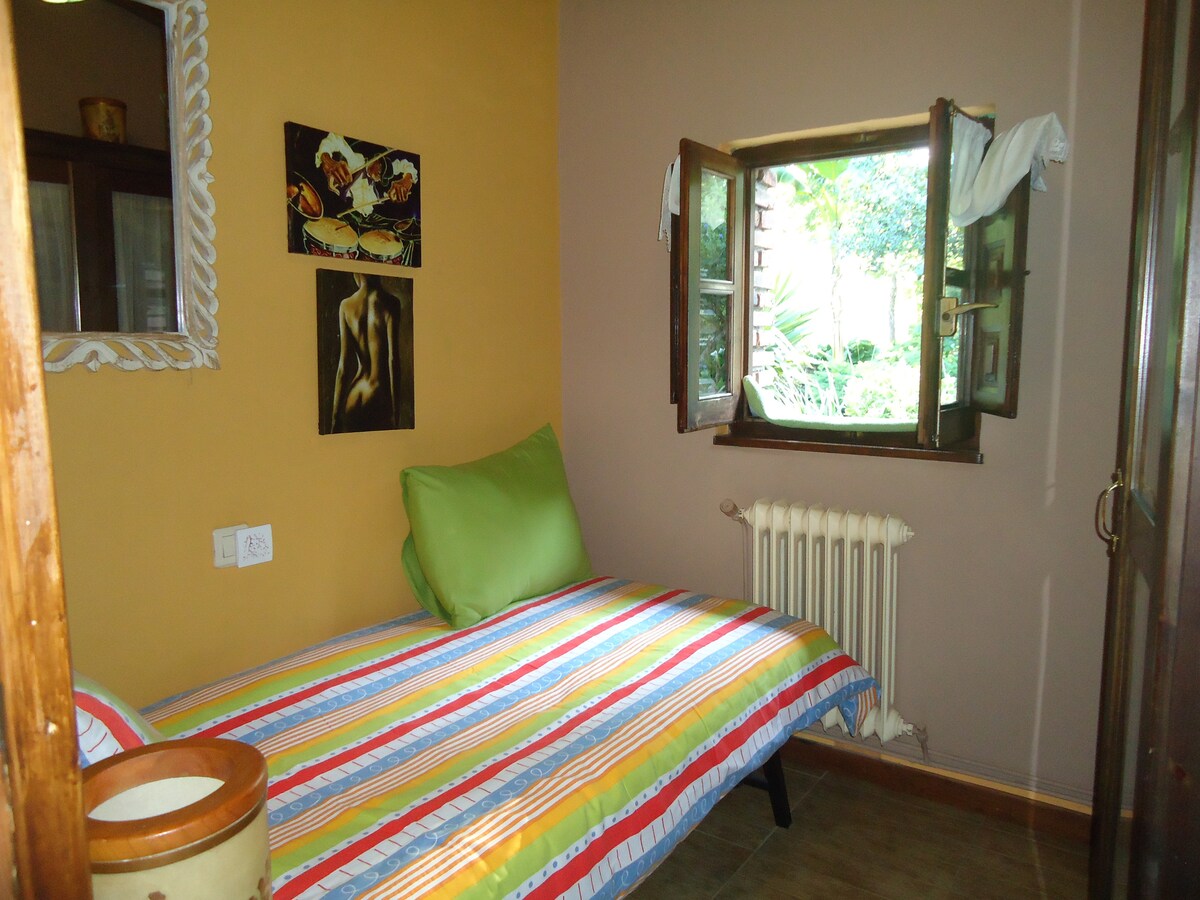 Dhomë me dollap dhe krevat 90 cm