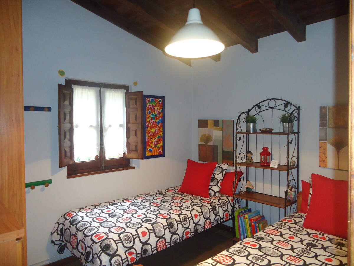 Dhomë me 2 krevate 90 cm, gardërobë e madhe dhe e rehatshme.