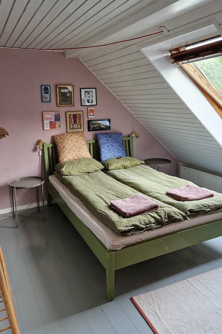Spálňa apartmánu s výhľadom do dvora.