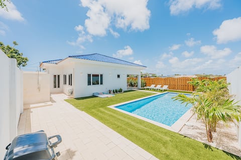 Cozy Villa, BBQ, Spacious Outdoor, Pool, 6 Sleeps
