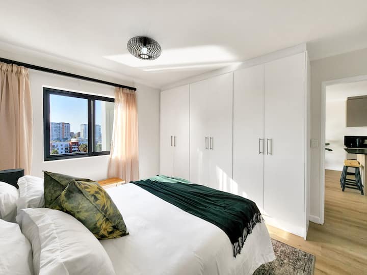 ห้องนอน: มีห้องน้ำในตัวพร้อมอ่างอาบน้ำฝักบัวอาบน้ำโต๊ะเครื่องแป้งโถสุขภัณฑ์ คุณจะได้ผ่อนคลายในผ้าปูที่นอนที่เพิ่งซักเสร็จและเพลิดเพลินกับการพักผ่อนยามค่ำคืนที่ดีในสภาพแวดล้อมที่เงียบสงบ มีพื้นที่เก็บของในตู้มากมาย