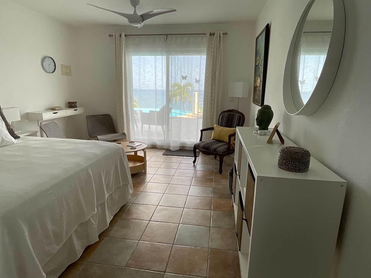 მეორე საძინებელი ხელმისაწვდომია მოთხოვნისამებრ; 
26 კვადრატული მეტრის სიდიდის ის ფართოა და პირდაპირ გადაჰყურებს ტერასას აუზის დონეზე.  Ის აღჭურვილია ტელევიზორით თქვენი პირადი გართობისთვის ( Netflix, You tube და ა.შ.)