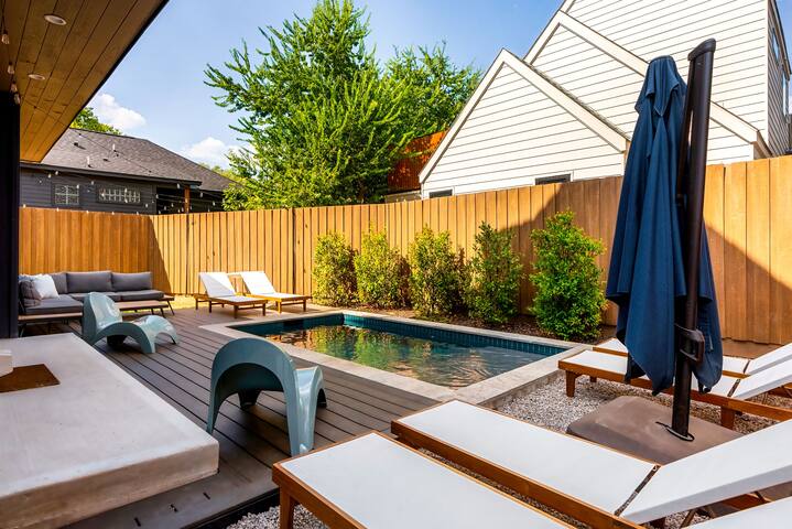 Austin Abode | Heated Pool | Sleeps 12 | Rainey St gallery image 2