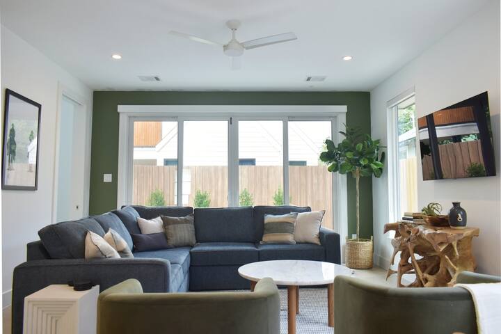 Austin Abode | Heated Pool | Sleeps 12 | Rainey St gallery image 5