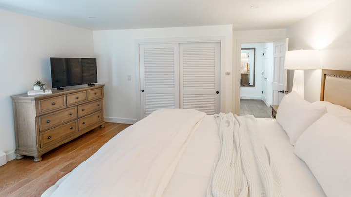 Spavaća soba s bračnim krevetom (180 – 220 cm) na 2. katu nudi privatno utočište sa Smart TV-om