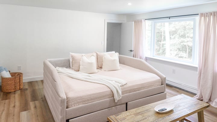 Kauč na razvlačenje u podrumskom dnevnom boravku