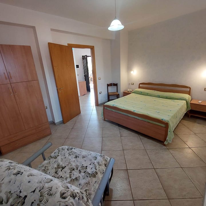 Dhomë gjumi me ajër të kondicionuar me kasafortë dhe divan krevat.