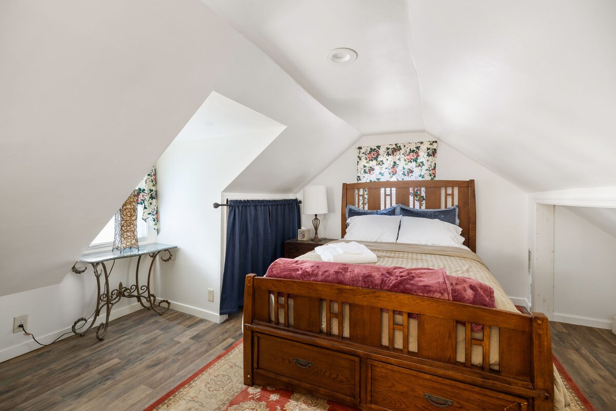 Третата спалня е целият втори етаж на дома - цял лофт само за вас! Разполага с двойно легло, дрешник, скрин, диван и телевизор. 