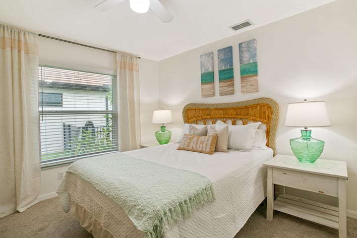 Მშვიდი ორადგილიანი საწოლი რბილი ფერებით რელაქსაციისთვის. 