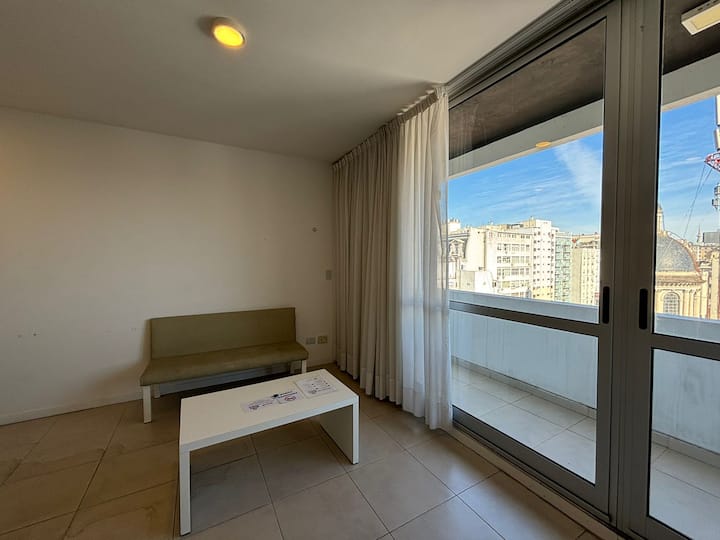 Kitnet com varanda e banheiro privativo em San Nicolás