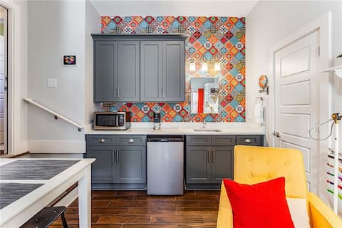 Top performing Airbnb: Bright, cheery Edgewood studio in Edgewood