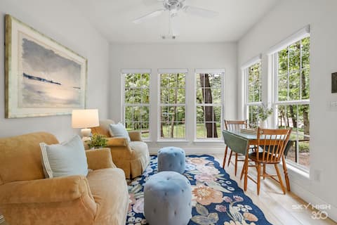 Top Airbnb: The Woodland Cottage: Private Retreat In The Trees in Rogers